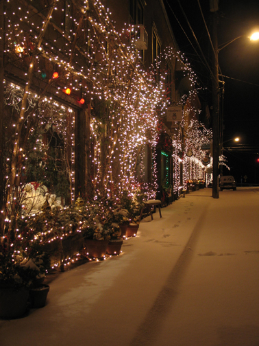 Main_St_xmass_2007_12_02_street_night_2_sm.jpg