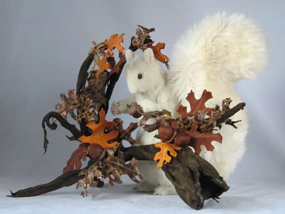 albino_squirrel_w_oak_5_sm.jpg