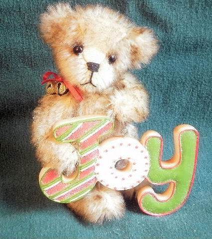 Dec2010-Joy-Mohair-mini-bear-002fx.jpg