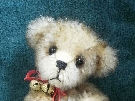 Dec2010-Joy-Mohair-mini-bear-016face.jpg