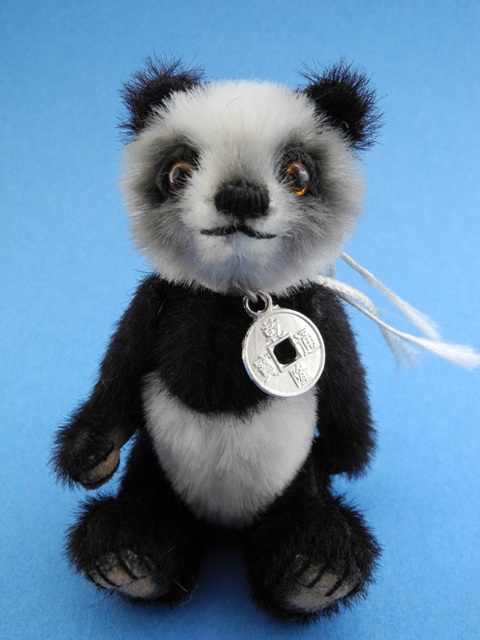 front-phoenix-panda-bear-artist-bear-miniature-jointed-mebears-.JPG
