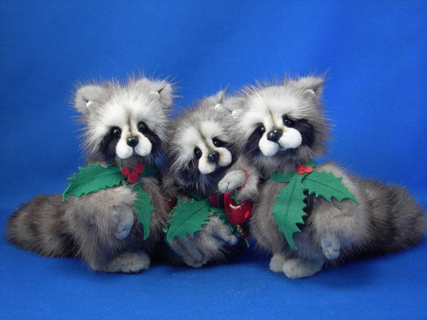 XmasRaccoons-1a.jpg