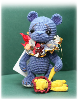 amigurumi-bear-Barnum-with-lion.jpg