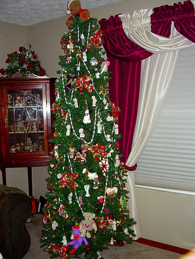 gift-exchange-and-tree-2006-003-400pix.jpg