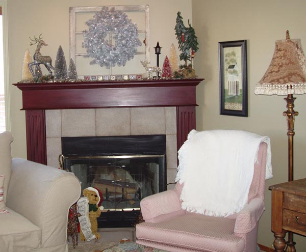 Christmas_Mantel-2006.jpg