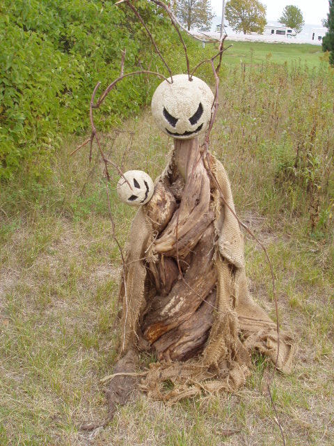 ScareCrow-treeTrunk-1.JPG